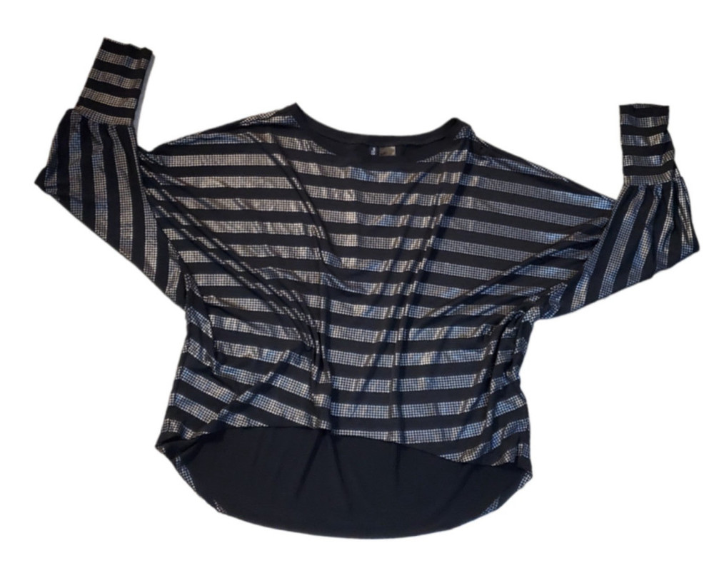 Bisou Bisou womens top sz M oversized black silver excellent